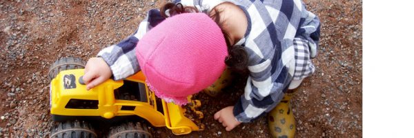 Meisje speelt met graafmachine